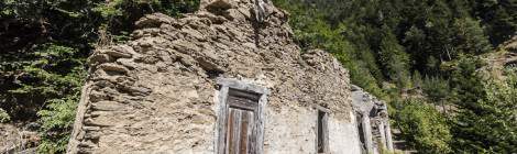 ...Anciens bâtiments en ruine servant aux mineurs à proximité des filons de la mine de zinc....