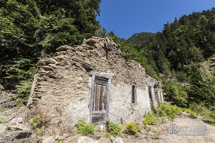 Ruines des bâtiments des mineurs à proximité des filons de la mine