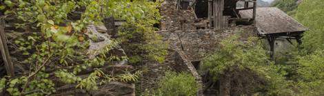 ...Cette ancienne usine de traitement de minerais de fer construite en bois est en cours d’effondrement....