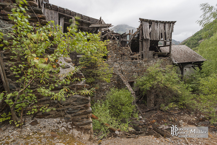 Structure en bois d'une usine de traitement de minerais de fer abandonnée