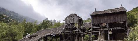 ...Sous les nuages, cette ancienne usine de traitement abandonné de minerais de fer est en cours d’effondrement....