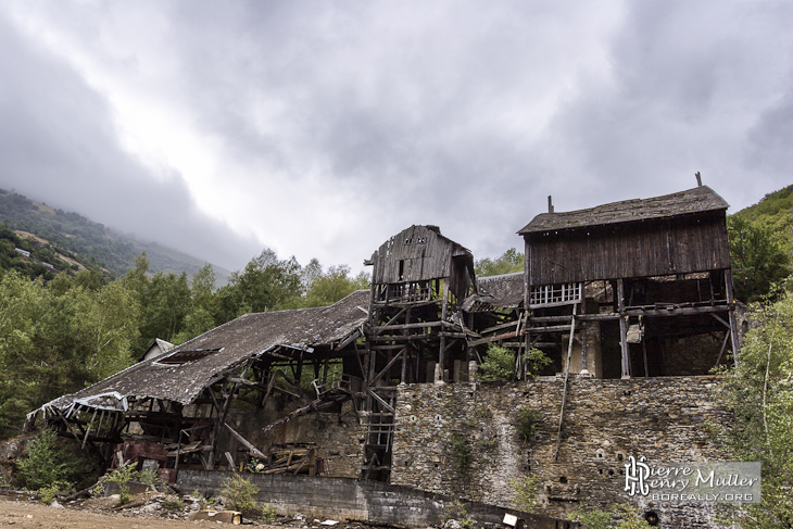 Usine de traitement abandonnée de minerais de fer en Espagne en HDR