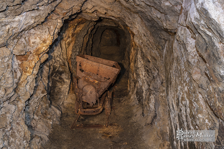 Wagon abandonné dans un filon de mine de zinc en Espagne