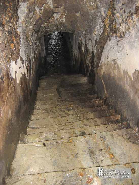 Escalier glissant entre les grottes sous les rampes du jardin régulier