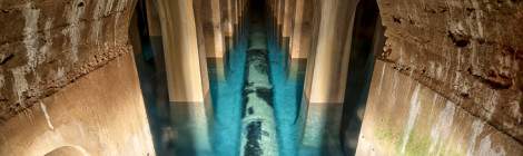 ...Canalisation d’arrivée d’eau au réservoir de Montsouris. On aperçoit l’escalier qui permet l’accès au réservoir pendant les phases de vidange et de maintenance....