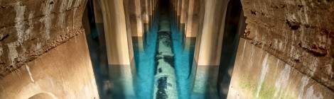 ...Canalisation d’arrivée d’eau au réservoir de Montsouris. On aperçoit l’escalier qui permet l’accès au réservoir pendant les phases de vidange et de maintenance....