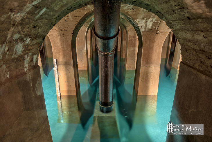 Canalisation dans le réservoir d'eau de Montsouris
