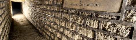 ...Sous le r&eacute;servoir Montsouris au niveau des carri&egrave;res, une plaque sur les consolidations indique la limite entre le R&eacute;servoir de l&rsquo;Est et le R&eacute;servoir de l&rsquo;Ouest du c&ocirc;t&eacute; de l&rsquo;avenue Reille....