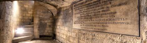Plaque des travaux de consolidation des carri&egrave;res sous le r&eacute;servoir Montsouris. L&rsquo;escalier remonte &agrave; la surface dans l&rsquo;enceinte du r&eacute;servoir. Le texte de la plaque : R&eacute;servoirs des eaux de la Vanne la Consolidation des Carri&egrave;res existant sous l&rsquo;emplacement de ces R&eacute;servoirs a &eacute;t&eacute; commenc&eacute;e le 7 Septembre 1868, sous la direction de Mr E. de Fourcy Ing&eacute;nieur en Chef des Mines, Inspecteur g&eacute;n&eacute;ral des Carri&egrave;res, par Mr A. Descos Ing&eacute;nieur des Mines;...