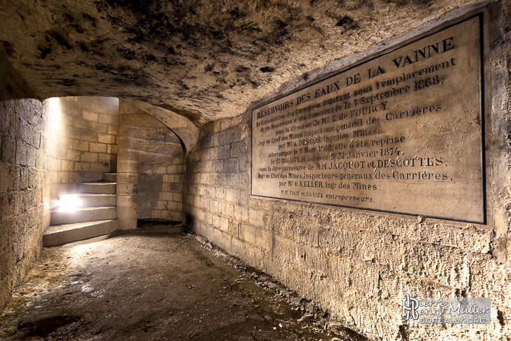 Plaque des travaux de consolidation des carrières sous le réservoir Montsouris