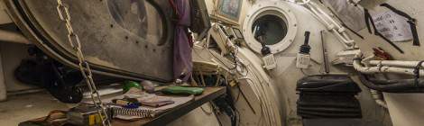 ...Vue sur la cabine de pilotage hermétiquement fermé et pressurisé du tunnelier. La conduite est guidé par laser, cela permet en connaissant la position de départ au niveau du puits, de connaître la position exacte du tunnelier. L’opérateur opère principalement à partir du hublot avec les deux joysticks de direction de la haveuse....
