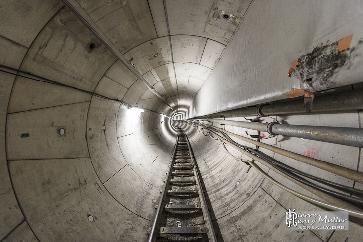 Galerie du tunnel technique avec le rail du train convoyeur
