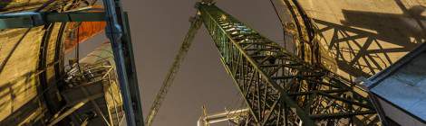 ...La grande taille du puits central rend impressionnante la vue de la grue qui la surplombe....