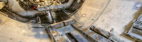 ...Au premier plan l’arrivée du transporteur de voussoirs à rouleaux où l’érecteur viendra attraper les voussoirs pour les positionner sur le nouvel anneau. Puis au second plan, les vérins hydrauliques sur lesquels le tunnelier prend appui....