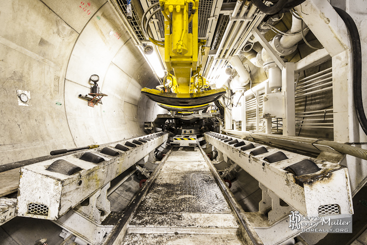 Plate-forme de déchargement des voussoirs sur le train suiveur du tunnelier