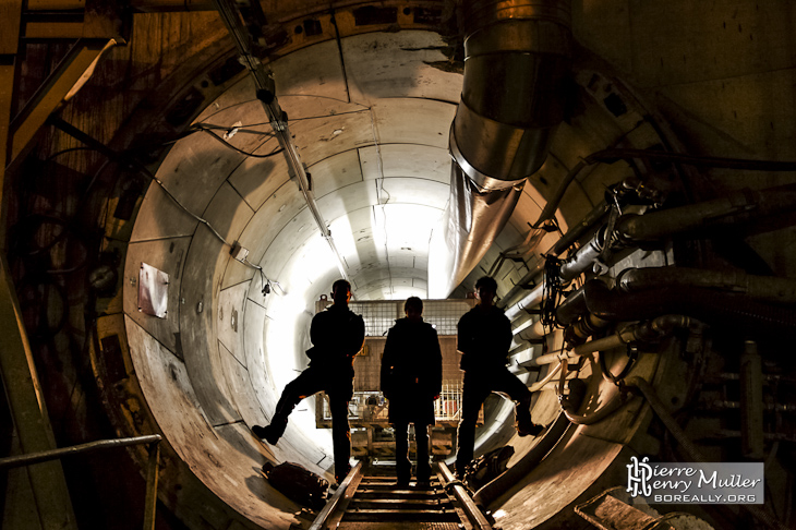 Sortie du tunnel et explorateurs dans la pénombre