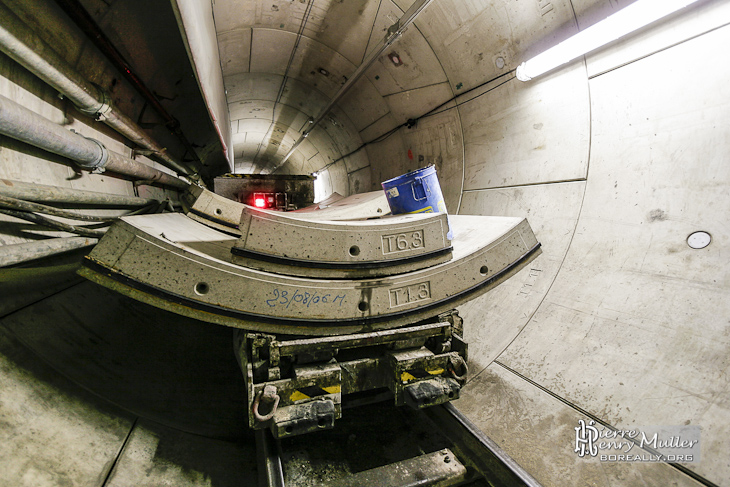 Voussoirs sur leurs wagons prêt à partir vers le tunnelier