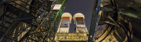 ...Dans ce puits, les rails du train convoyeur apporte le remblais qui est monté par la grue et déversé dans les silos à remblais. Une rotation de camion vide alors régulièrement les silos pour évacuer le remblais sur un site de stockage....