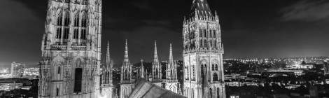 ...Les deux tours et le toit de la nef de la Cathédrale de Rouen de nuit....