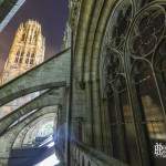 Cathédrale de Rouen de nuit sous les contreforts