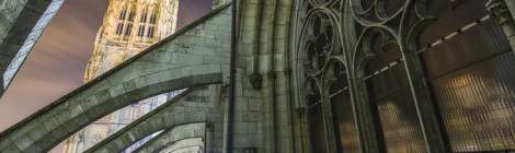 ...Cathédrale de Rouen de nuit sous les contreforts et la Tour de Beurre....