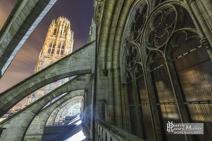 Cathédrale de Rouen de nuit sous les contreforts
