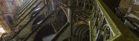 ...Contreforts de la nef et son chemin de ronde à la Cathédrale de Rouen de nuit....