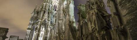 ...Entre les quatre tourelles et leurs flèches de la façade de la Cathédrale de Rouen....