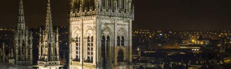 ...La tour Saint-Romain et le toit de la nef de la Cathédrale de Rouen vue de nuit...