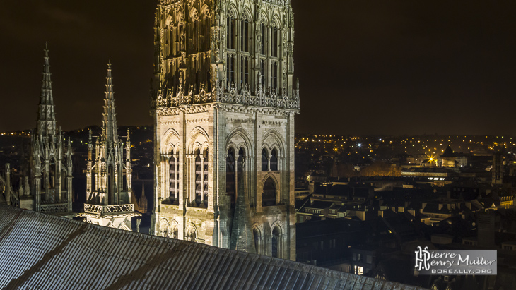 La tour Saint-Romain et le toit de la nef