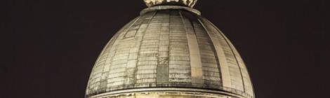...Coupole du Panthéon depuis les toits de Paris de nuit...