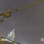 Grue et coupole du Panthéon depuis les toits de Paris la nuit
