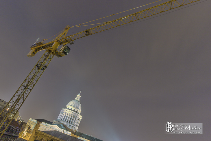 Grue et coupole du Panthéon depuis les toits de Paris la nuit