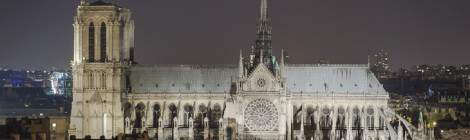 ...Notre Dame de Paris depuis les toits de Paris la nuit...