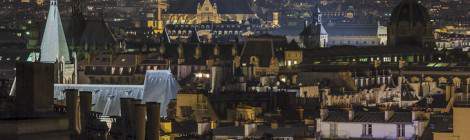 ...Les toits de Paris la nuit en HDR en direction du sacré coeur de Montmartre avec toutes ces cheminées et ces toits en zinc typiquement parisien....