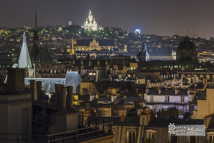 Paris depuis les toits de nuit en HDR en direction du sacré coeur de Montmartre