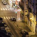 Rue calme de Paris la nuit depuis les toits