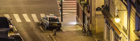 ...Rue calme de Paris la nuit depuis les toits...