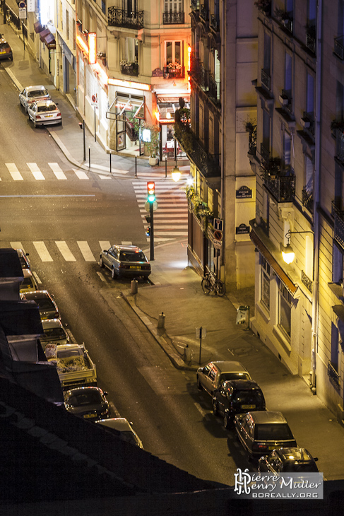 Rue calme de Paris la nuit depuis les toits