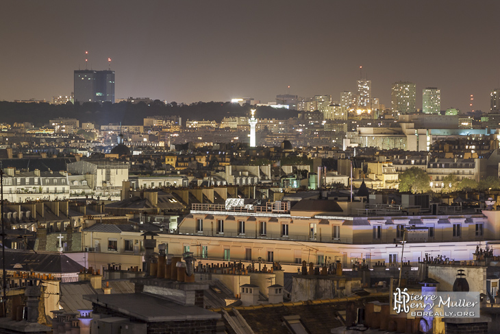 Toits de Paris de nuit en direction de la Bastille