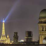 Tour Eiffel et l'observatoire de la Sorbonne depuis les toits de Paris de nuit