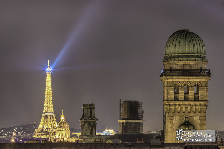 Tour Eiffel et l'observatoire de la Sorbonne depuis les toits de Paris de nuit