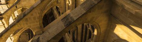 ...Vue sur les contreforts de l’Eglise Saint Eustache à Paris les Halles avec ses arcs boutants à double étage et à double volée....