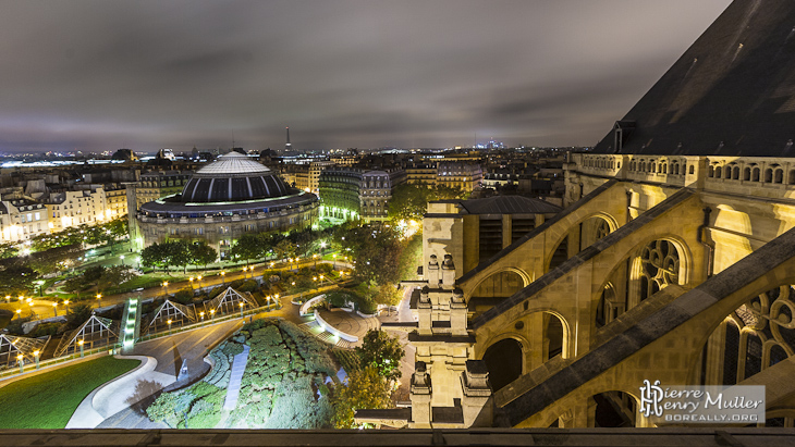 Bourse du commerce Paris les Halles depuis Saint Eustache de nuit