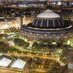 Bourse du Commerce de Paris et les jardins des Halles de nuit