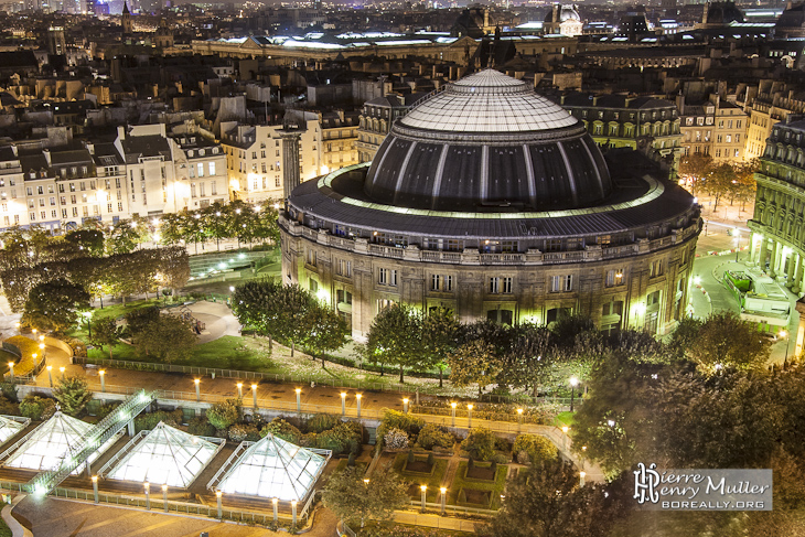 Bourse du Commerce de Paris et les jardins des Halles de nuit
