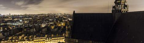 ...Vue sur le côté Nord non mis en valeur de l’Eglise Saint Eustache et les toits des immeubles parisiens à proximité de nuit....