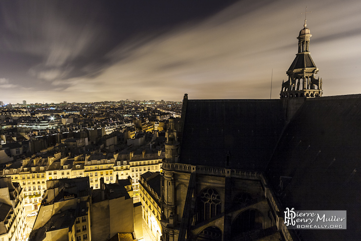 Côté Nord de l'Eglise Saint Eustache et les toits de Paris de nuit