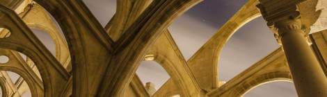 ...Multiple arcs boutants des contreforts de l’Eglise Saint Eustache de nuit....