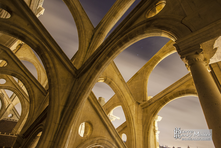 Multiple arcs boutants des contreforts de l'Eglise Saint Eustache de nuit